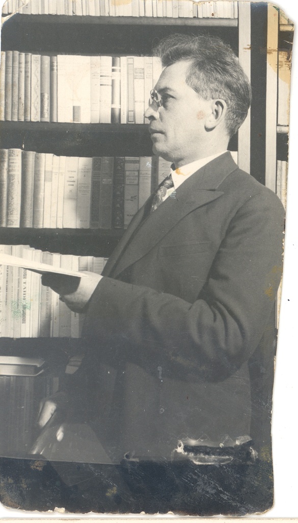 FR. In Tuglas at the bookstore