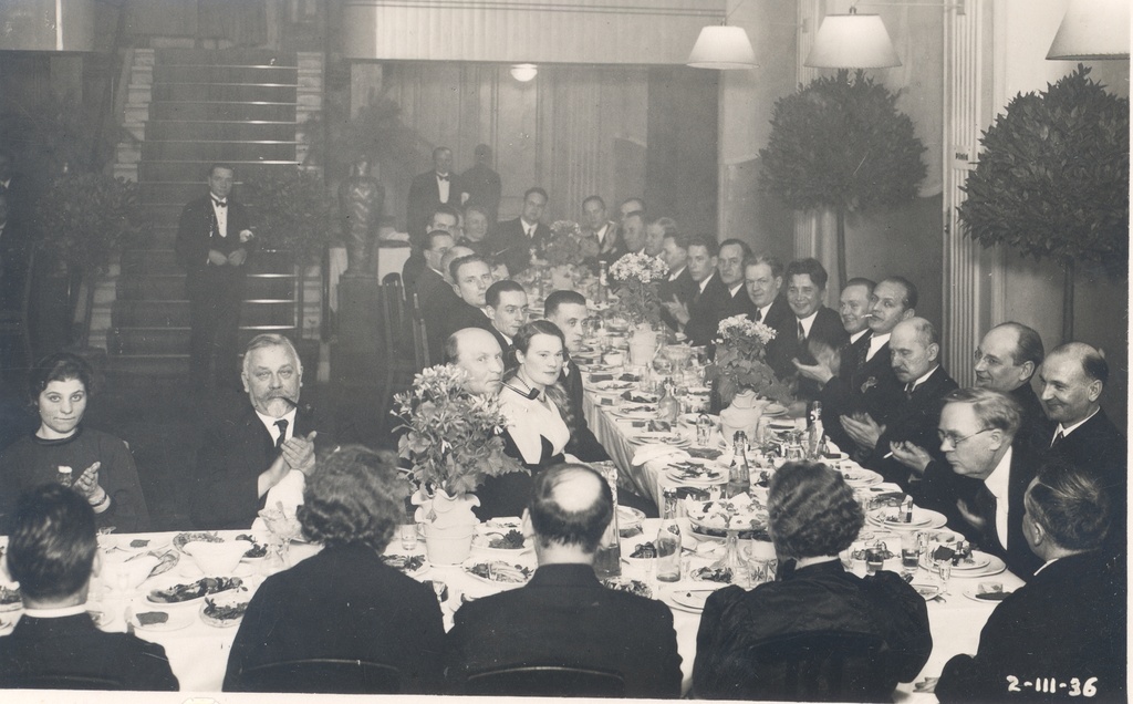 F. Tuglas 50th anniversary party: L. Raud, J. Sisask, J. Vahtra, etc. ; from the right Ed. Hubel, ?, a. Alle, o. Luts, J. Sütiste, ?, p. Vallak etc.