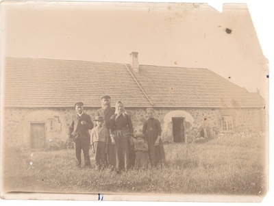 Pahuvere schoolhouse. Stands: Ants Kurrik, Johannes Semper with parents and sister-brother  duplicate photo