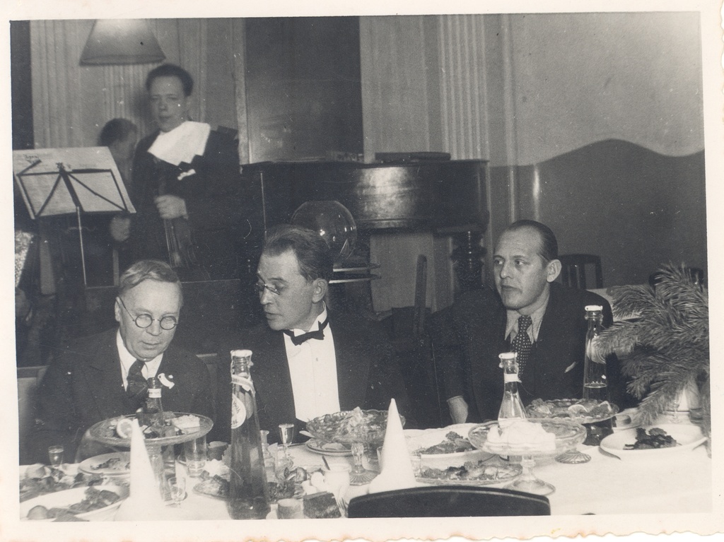 Eduard Hubel, Friedebert Tuglas and Juhan Sütiste party room