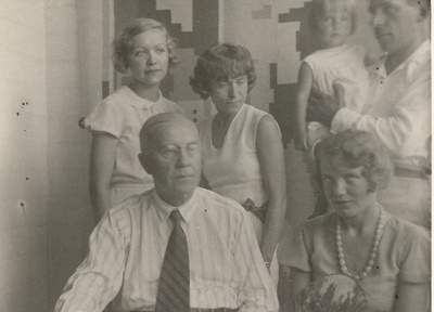 Eduard Vilde (in the left), Johannes Semper's wife and daughter (in the best), Emilio Vares (in the middle) and Jõesaar (in the left) in Pärnu in the summer of 1932  duplicate photo