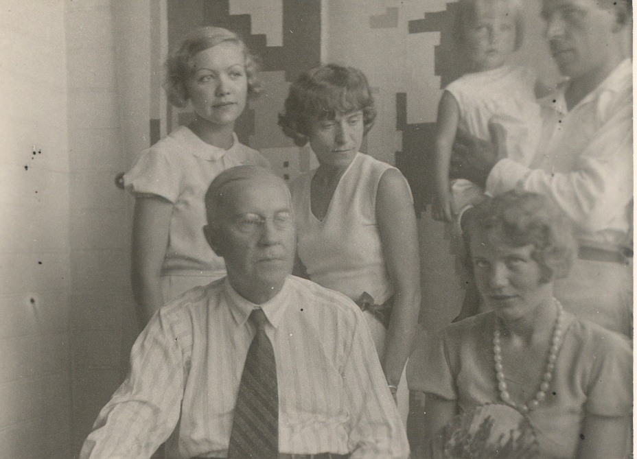 Eduard Vilde (in the left), Johannes Semper's wife and daughter (in the best), Emilio Vares (in the middle) and Jõesaar (in the left) in Pärnu in the summer of 1932