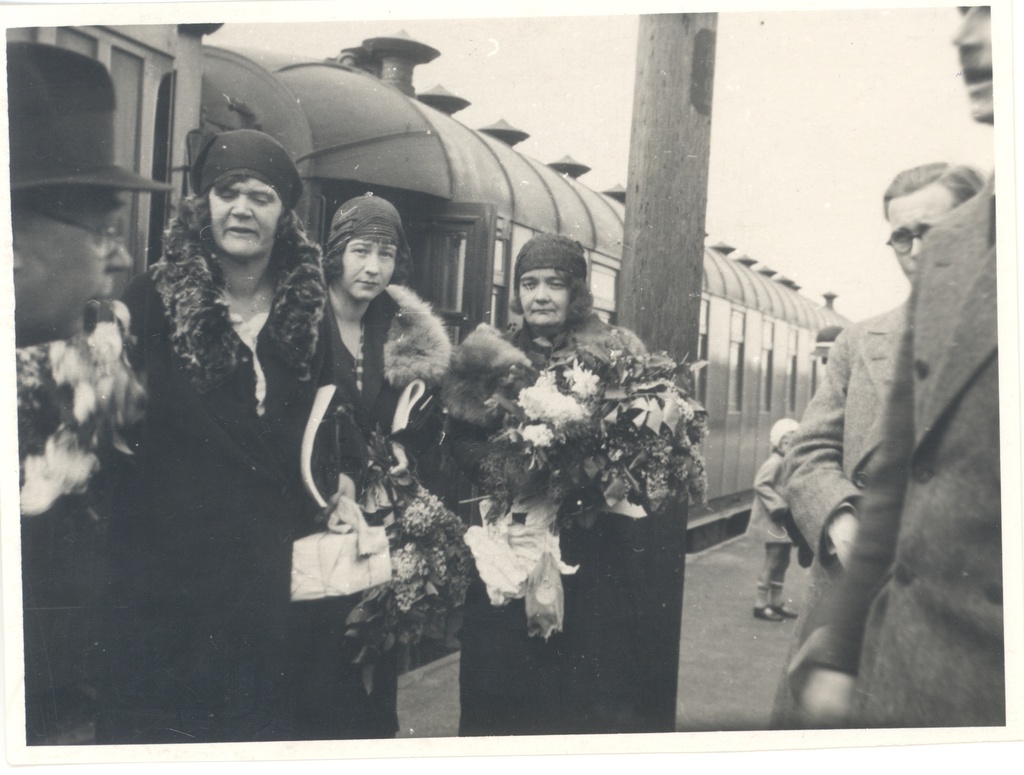Eduard Hubel with Finnish writers at the railway station