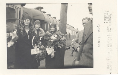 Ed. Hubel with Finnish writers at the railway station  duplicate photo