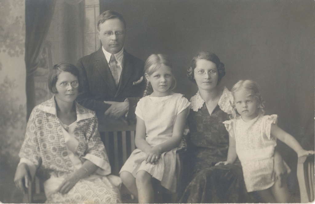 Ed. Hubel with the family [1927]