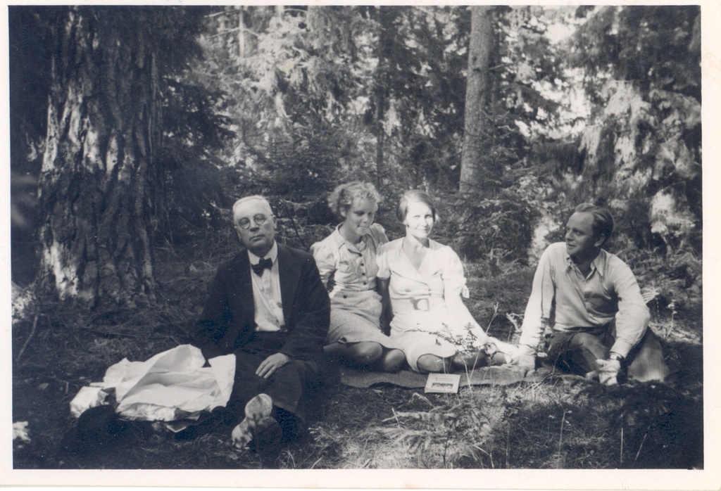 Ed. Hubel on a family picnic in Saaremaa forest 12. VIII 1939