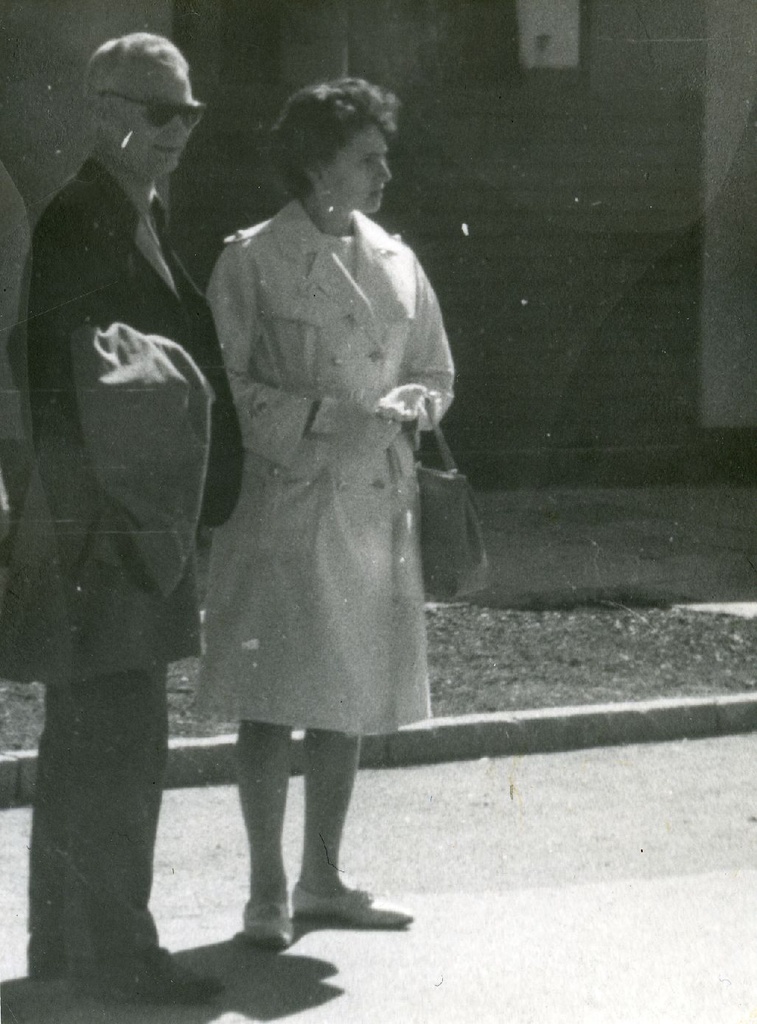 K. Ristikivi and V. Keer in front of the Raekoja in 1966