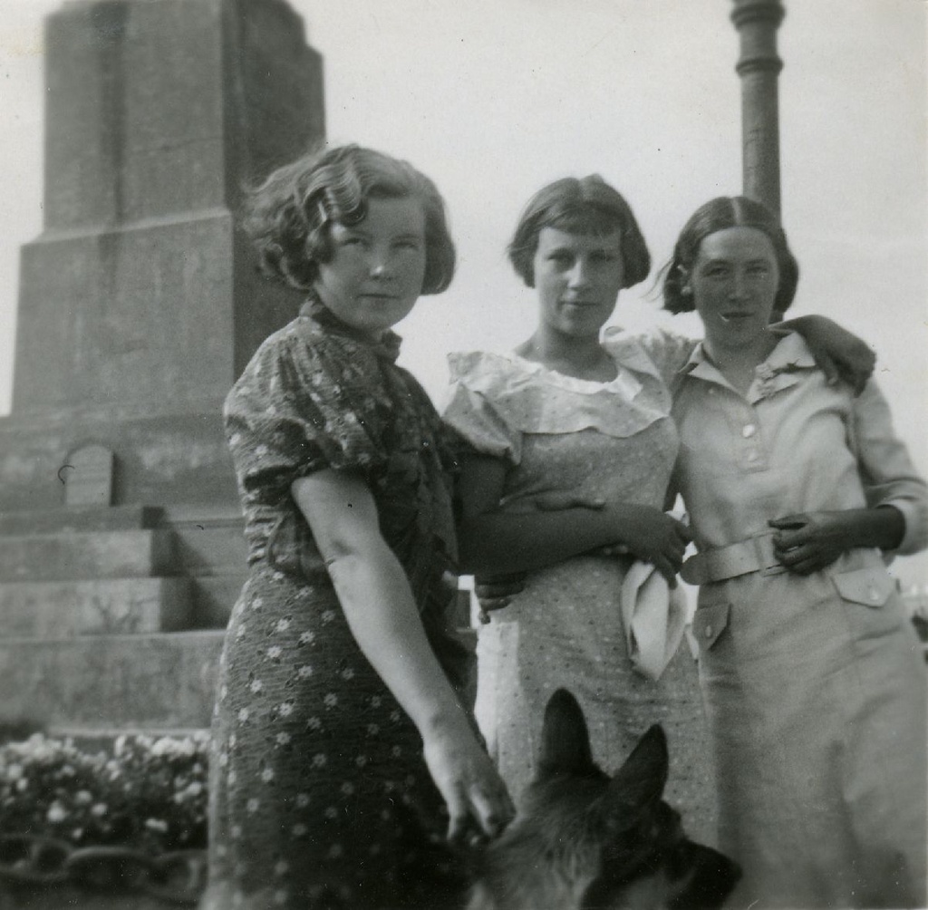 Kersti Merilaas (in the middle) with unknown
