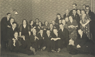 "free Earth" edited 17. IV 1935. VAS: 3. G. Under, 6. Gori, 7. E. Päärt, 8. Vanda Mõõlmann, 10. Aleksander Veiler, in front of the par. Harald Nõmmela, up on Aksel Valgma  similar photo