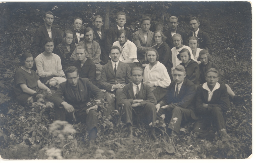 Johannes Aavik (in the middle) with his students in Kuressaare