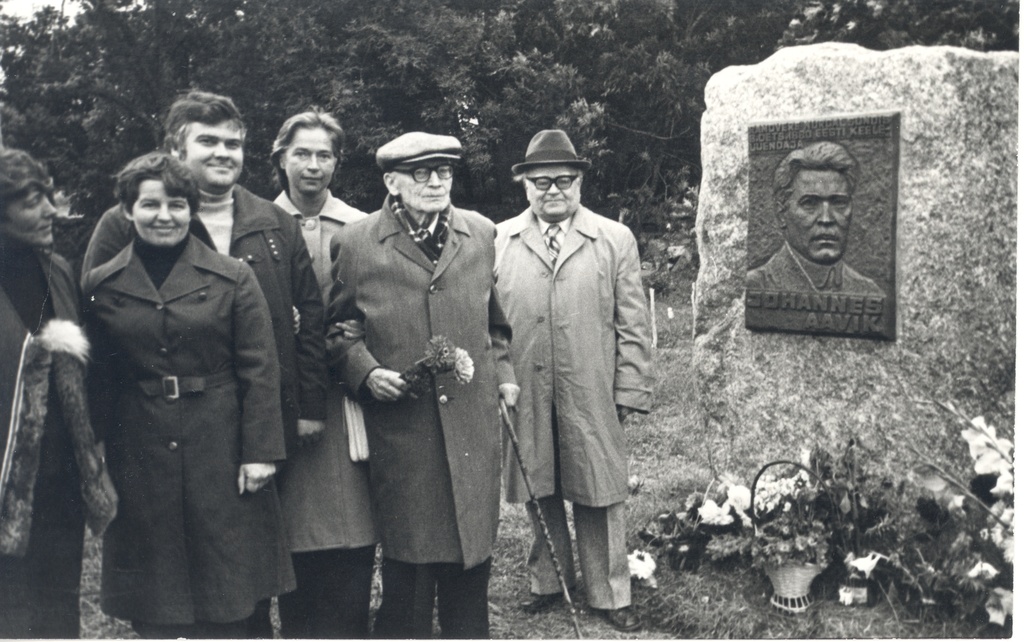 Opening of Johannes Aaviku monument stone in Randvere 31. August. 1980. VAS. : 4) Helgi Vihma, 5) Joseph Aavik, 6) Paul Horma