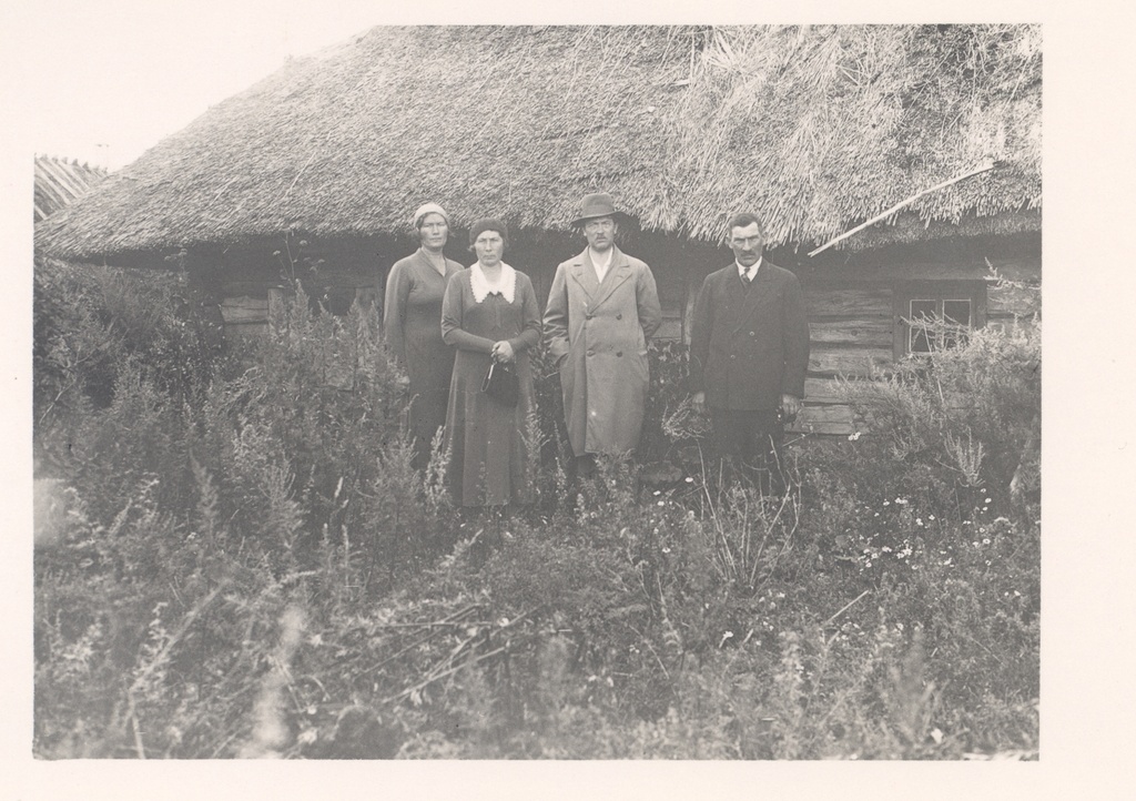 VAS: 1) The Aavik of July, 2) The Aavik of Liisi (John). The sisters of the Aavik, 3) John the Aavik, 4) Adolf the Aavik (John. Brother of Aaviku) in Pöide county in Randvere village