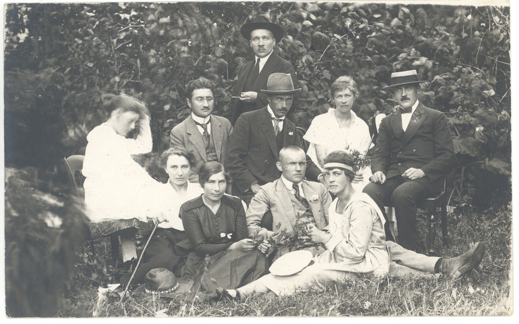 VAS I r: 1) Alma Klauren, 2) Liisi Aavik, 3) Juhan Aavik, 4) Olga Olak-Mikk; II r: 1) Ida Madise, 2) Villem Grünthal-Ridala, 4) Ida Hokanen, 5)Johannes Aavik. Behind: Adamson