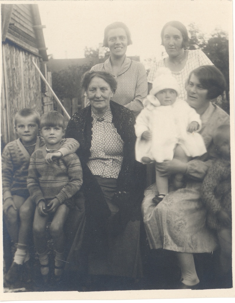 The aunt of John Aavik (vas II), aunt son Oscar's wife and children