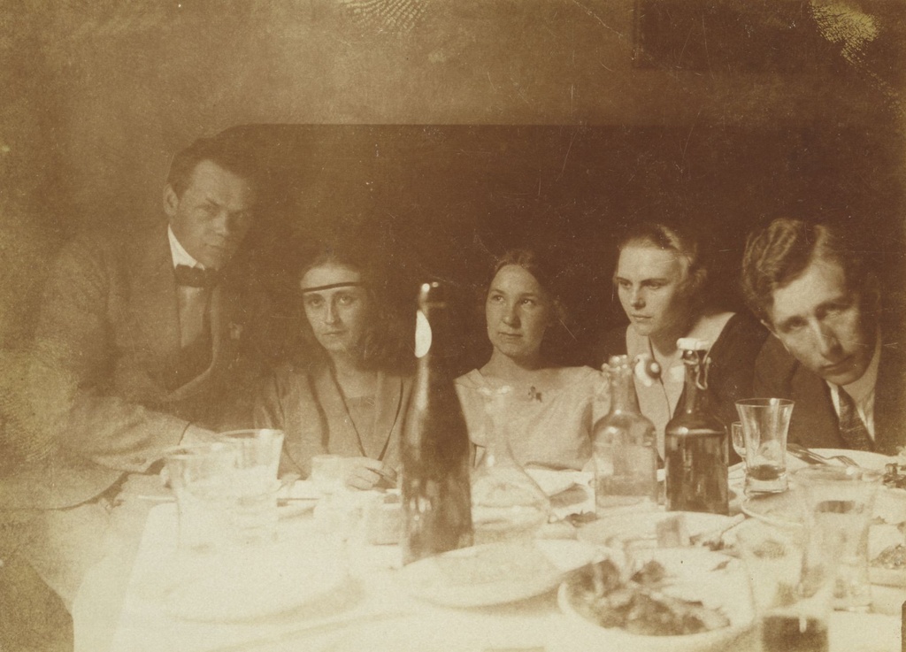 Henrik and Hilda Visnapuud group photo in 1928