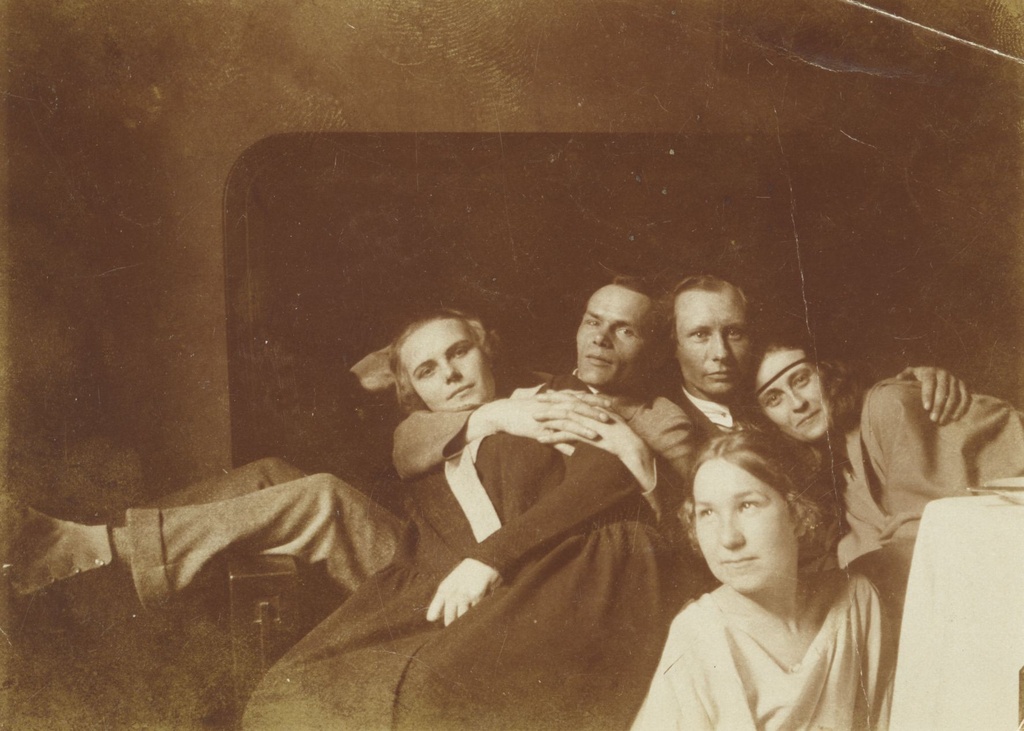 Henrik and Hilda Visnapuud group photo in 1928