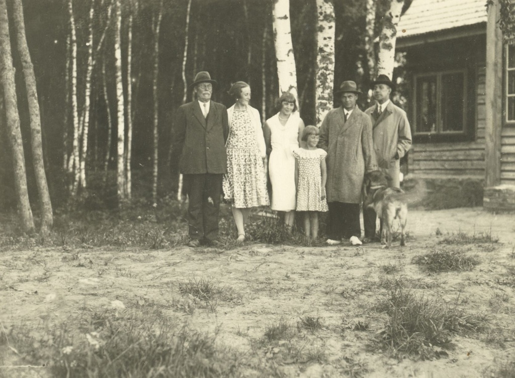 Henrik and Hilda Visnapuud group photo at Sirgu farm