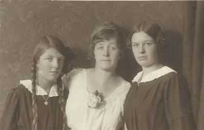 Dagmar Hacker, Marie Under and Hedda Hacker  duplicate photo