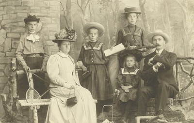 Peeter Grünfeldt with family in 1907  duplicate photo