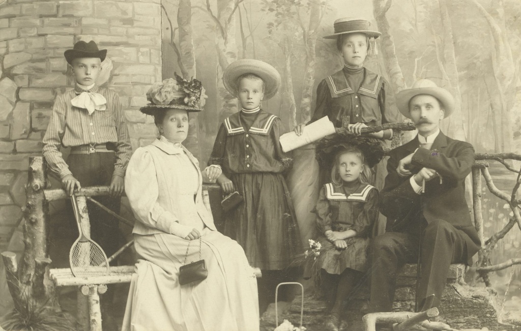 Peeter Grünfeldt with family in 1907