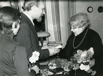 Betti Alver accepts congratulations on his 75th anniversary at the Tartu Writers' House 27. XI 1981  duplicate photo