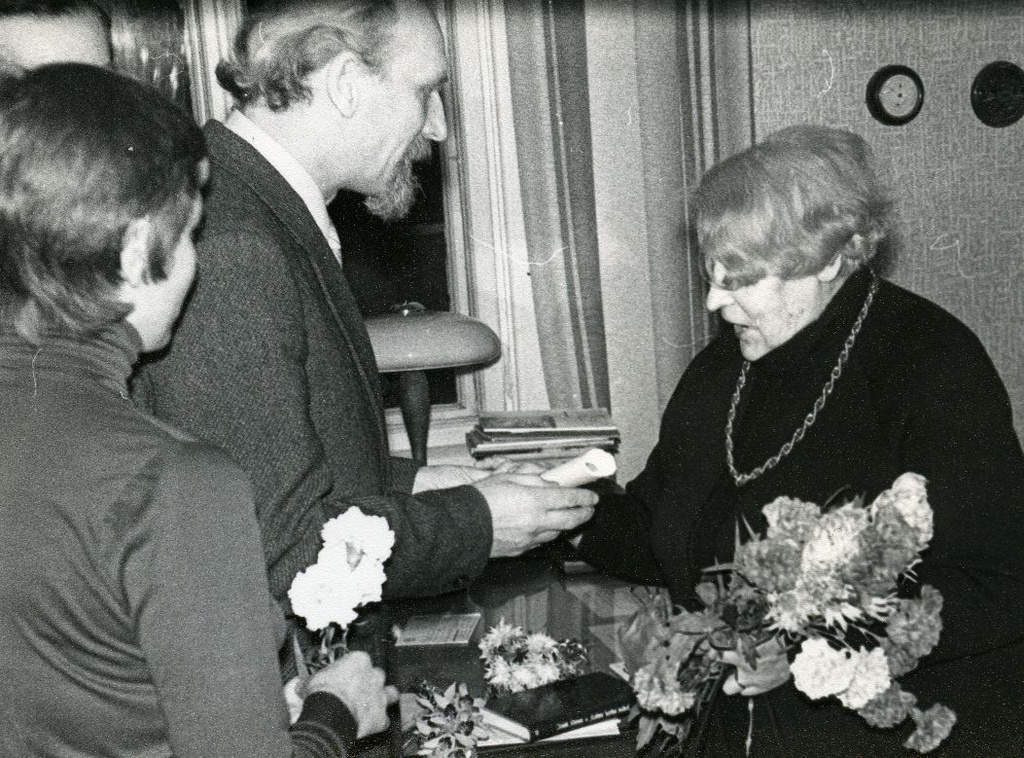 Betti Alver accepts congratulations on his 75th anniversary at the Tartu Writers' House 27. XI 1981