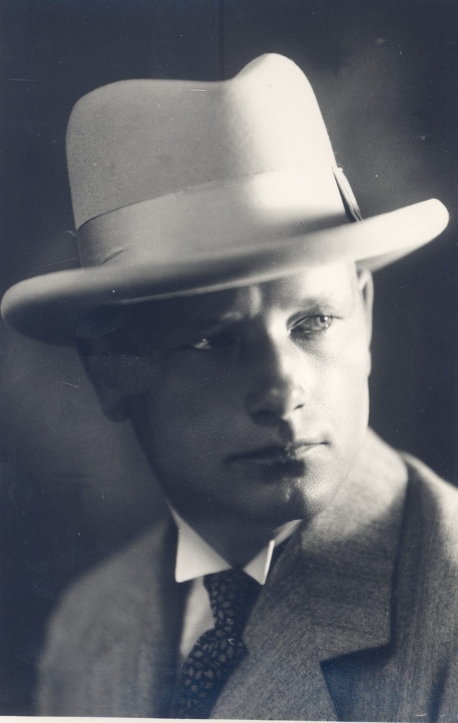 Gailit, August