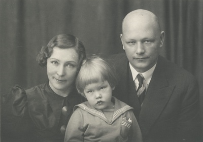 Gailit, August family  similar photo