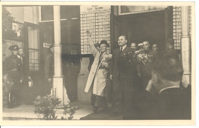 Johannes Lauristin and Johannes Vares-Barbarus at the Baltic Station in Tallinn [1940s Aug.]  duplicate photo