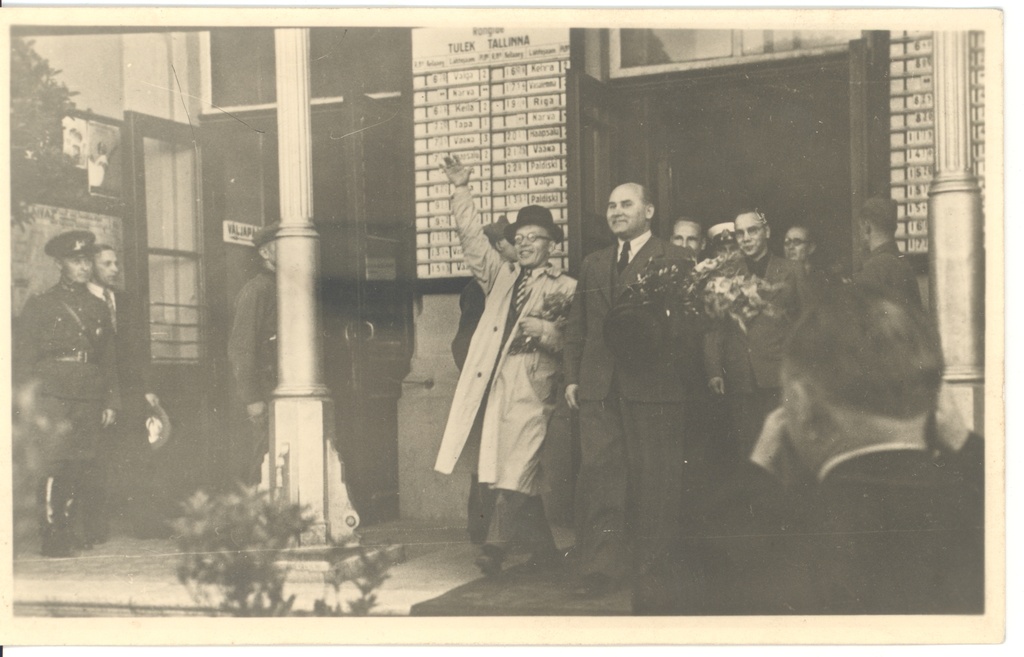 Johannes Lauristin and Johannes Vares-Barbarus at the Baltic Station in Tallinn [1940s Aug.]