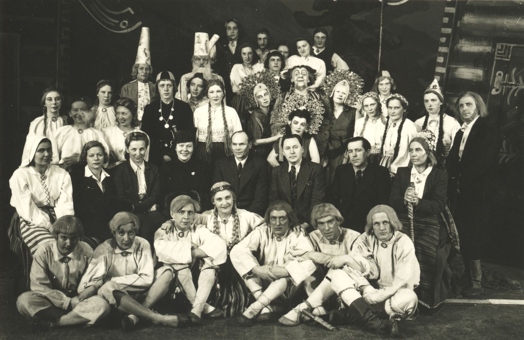 H. Visnapuu "New Brother" Drama Theatre 1942-1943. Henrik Visnapuu in the middle of the Tegelscience