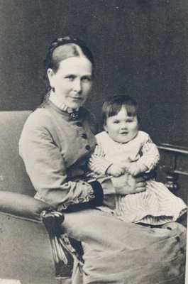 Aino Kallas (nine months) mother with Minna Krohn  duplicate photo