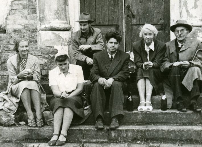 E. High, b. Alver, a. Hint, e. Tuglas, Fr. Tuglas Ahjal, at the graveyard of Mr. Variku, 12th seventh, 1955