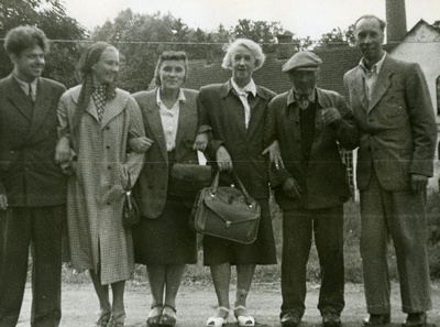 A. Hint, e. Kõrge, b. Alver, e. Tuglas, unknown, K. Kõrge Ahjal 12th Sep. 1955  duplicate photo