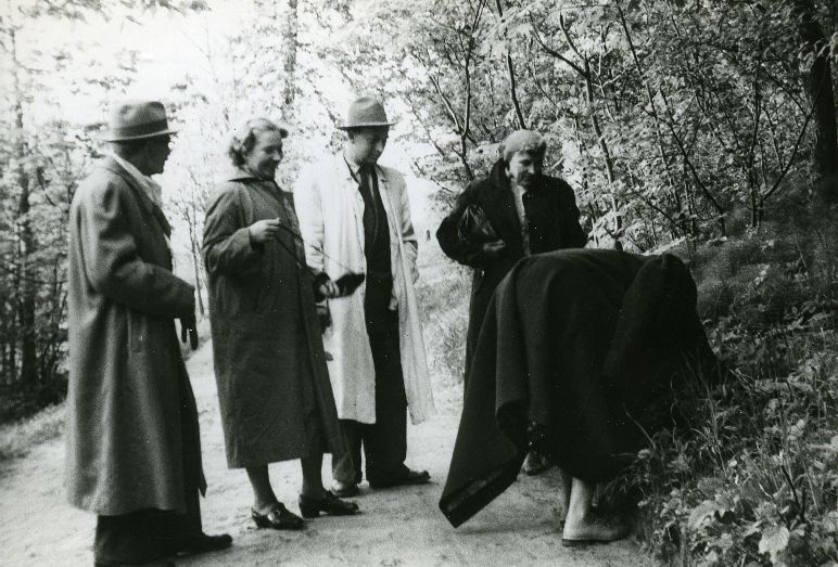 Friedebert Tuglas, Minni Nurme, Vladimir Beekman, Betti Alver, Elo Tuglas? On Lake 29. V 1957