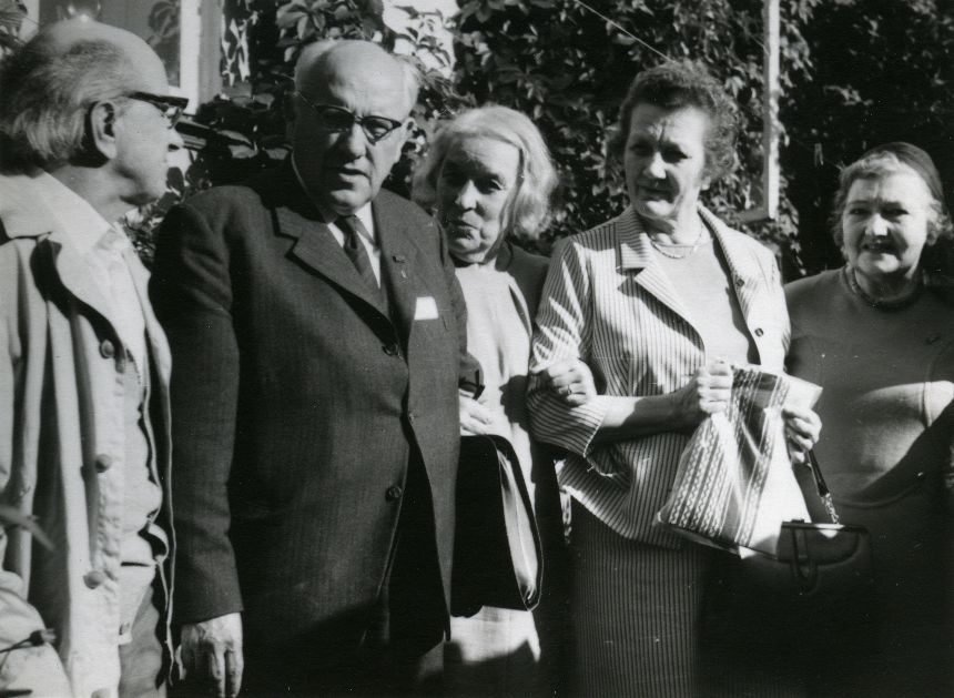 Mart Lepik, Julius Mägiste, Betti Alver, Find Mägiste and Eeva Niinivaara Koidula stn 8 in garden 20th August. 1970