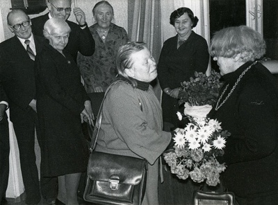 Betti Alver's 75th anniversary evening at the Tartu Writers' House 27th of November 1981. Jubilari congratulates Linda Alliksaar. Rear standing left: 2. Renate Tamm, 3. UNO Leisner, 4. Helene Siimisker, 5. Irene Leisner  similar photo