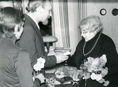 Betti Alver's 75th anniversary evening at the Tartu Writers' House 27th of November 1981. Poetess congratulates Enn-Kaarel Hella  duplicate photo