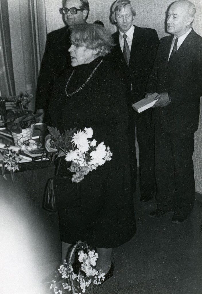 Betti Alver at his 75th anniversary evening at the Tartu Writers' House 27th of November 1981. Back stands left 1. Harald Peep, 2. Brain Flash, 3. Rock Kääri