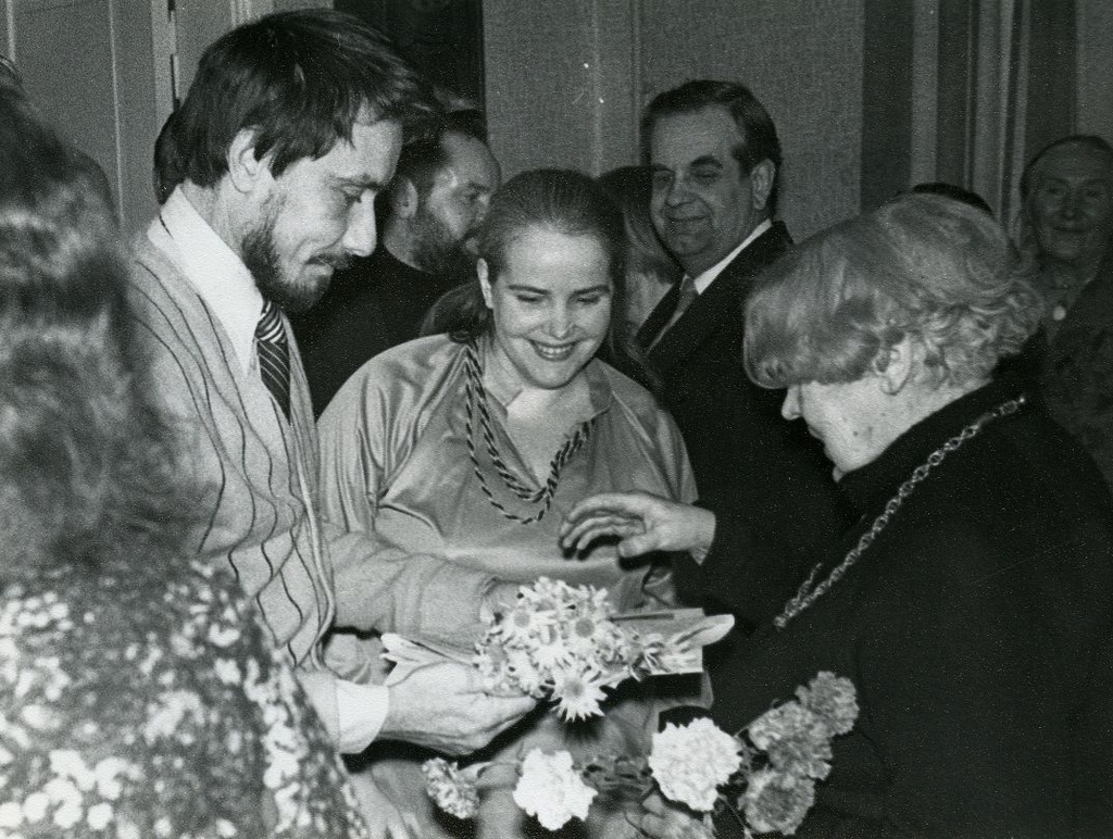 Betti Alver's 75th anniversary evening at the Tartu Writers' House 27th of November 1981. Paul-Eerik Rummo and Viiu Härm are congratulations to Poetess. Stand behind (left): 1. Tõnis Lehtmets, 2. Harald Peep, 3. Helene Siimisker