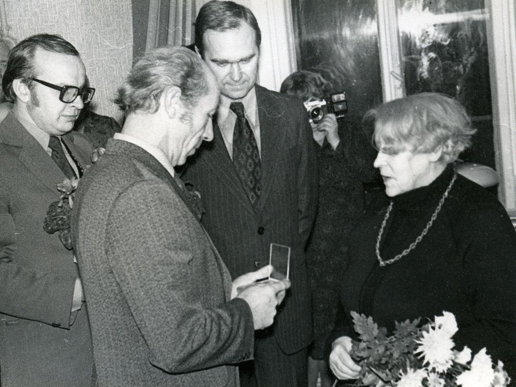 Betti Alver's 75th anniversary evening at the Tartu Writers' House 27th of November 1981. Poettess congratulates on the left: 1. Arno Allmann, 2. Nikolai Preiman and 3. Indrek Toome