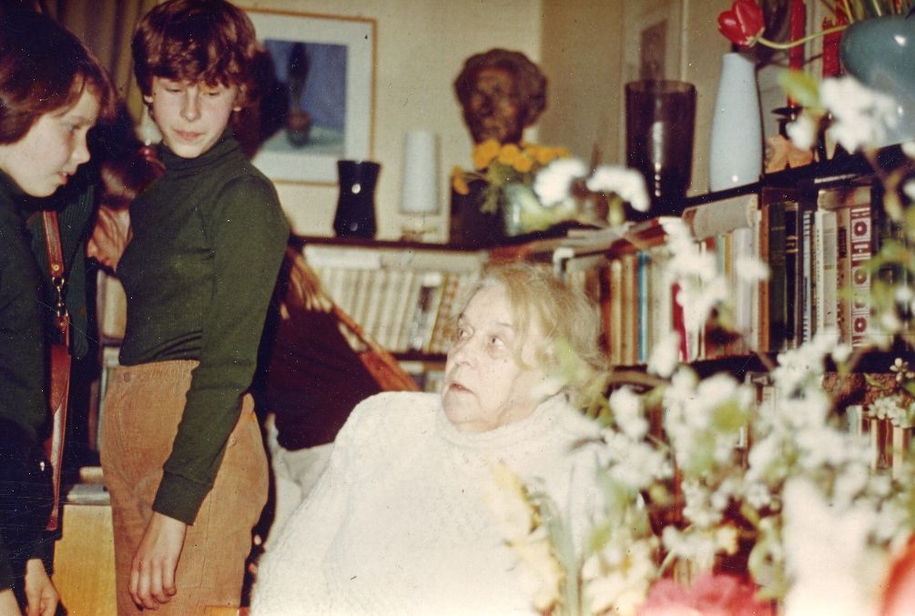 Betti Alver and children: Kristiina Garaneis and Katrin Roop