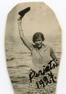 Betti Alver 1927 Periatsil  duplicate photo