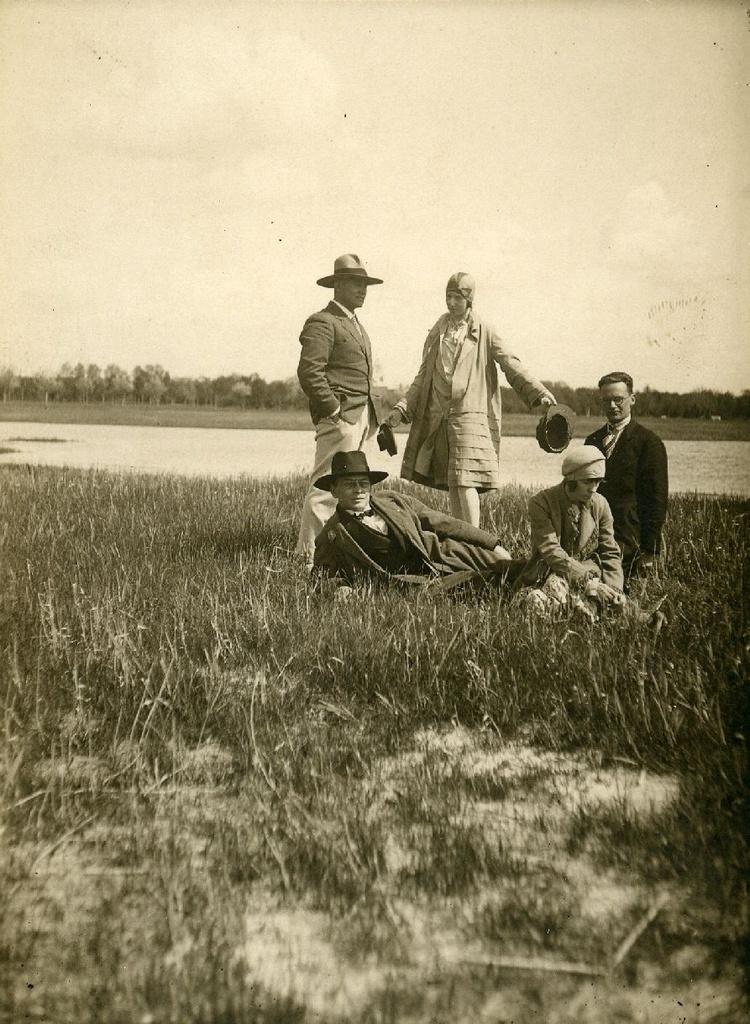 Left: 1. J. Vares-Barbarus, 2. FR. Tuglas, 3. E. Tuglas, 4. E. Vares and h. Talvik in Pärnu, June 1929