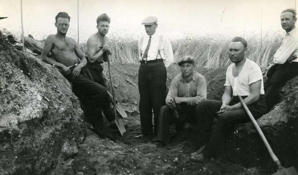 H. Talvik, o. Reis, R. Indreko, e. Kirst, J. Kimmel, Al. Isotamm in archaeological mines on the city hill of Saaremaa Asva [1931 or 1934. A.]