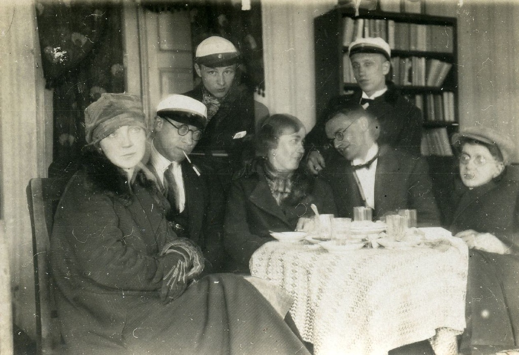 Heiti Talvik, Paul Viiding, left: [1. Elsbet Markus, 4. Rope Huik], 5. Heiti Talvik, 7. Paul Viiding and others [1927-1928]