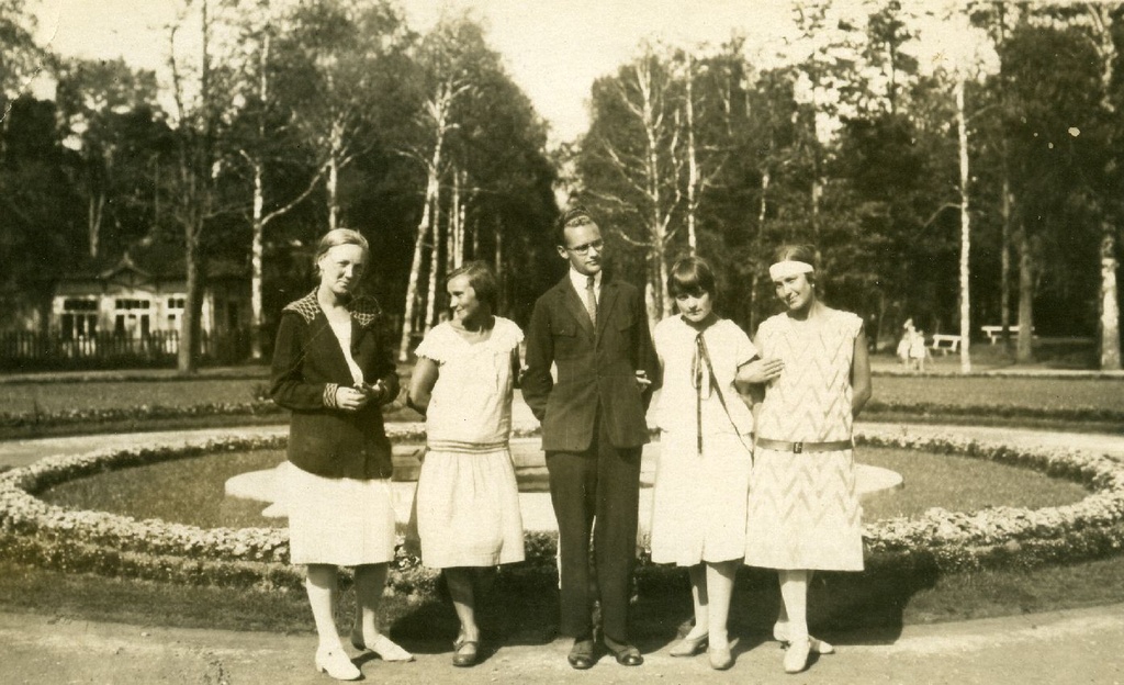 Heiti Talvik, Elsbet Parek, [Virve Huik] and others [Pärnu at the end of the 1920s]