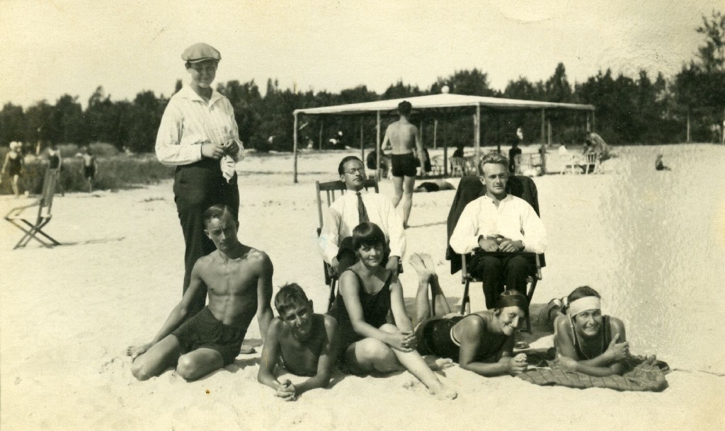 Heiti Talvik, [Ilmari Talvik], Virve Huik and others on the beach [Pärnu v Narva-Jõesuu at the end of the 1920s]
