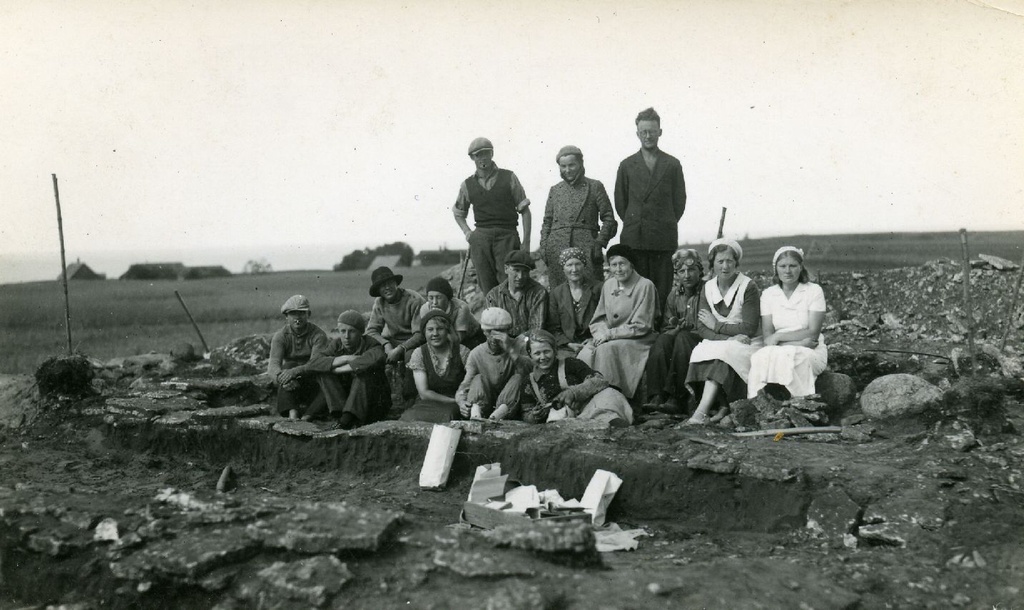 Betti Alver, Heiti Talvik and other archaeological mines in Saaremaa in 1931 or 1934.