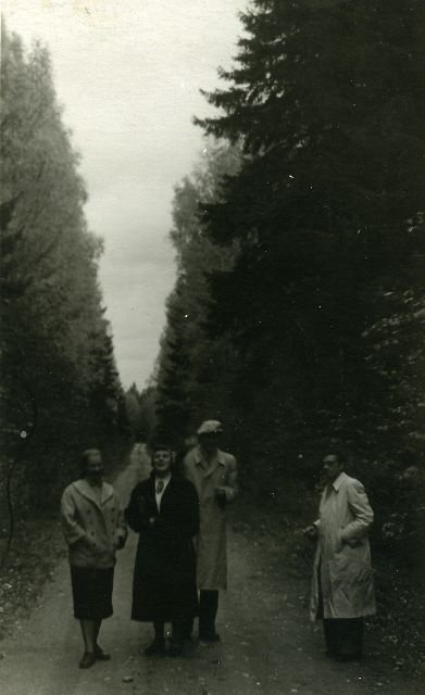 [Minni Nurme], Betti Alver, unknown and Mart Lepik in White Forest Oct. 1956